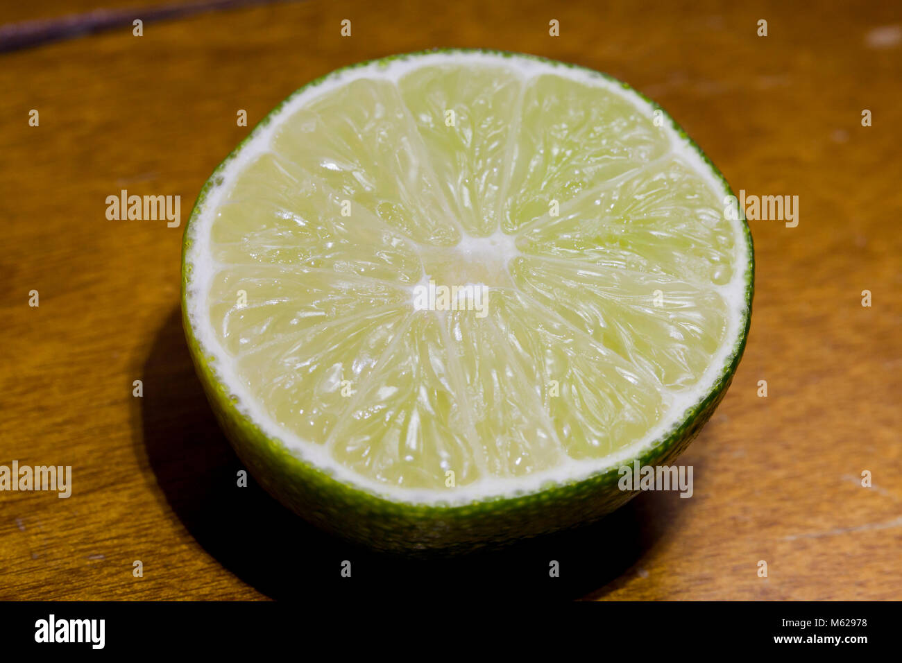 Primo piano della calce tagliate a metà Foto Stock
