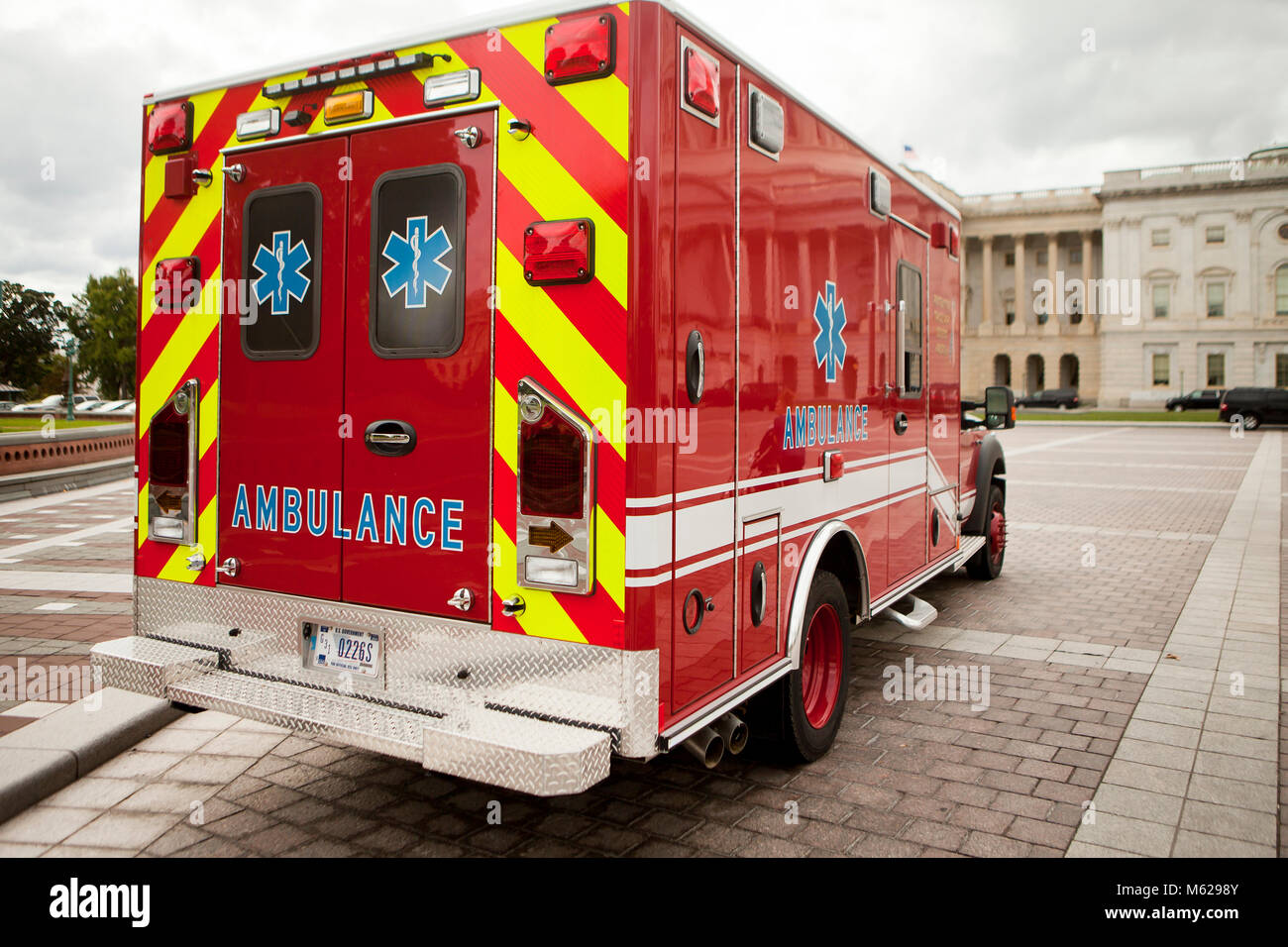 Red ambulanza parcheggiata di fronte alla US Capitol Building - Washington DC, Stati Uniti d'America Foto Stock