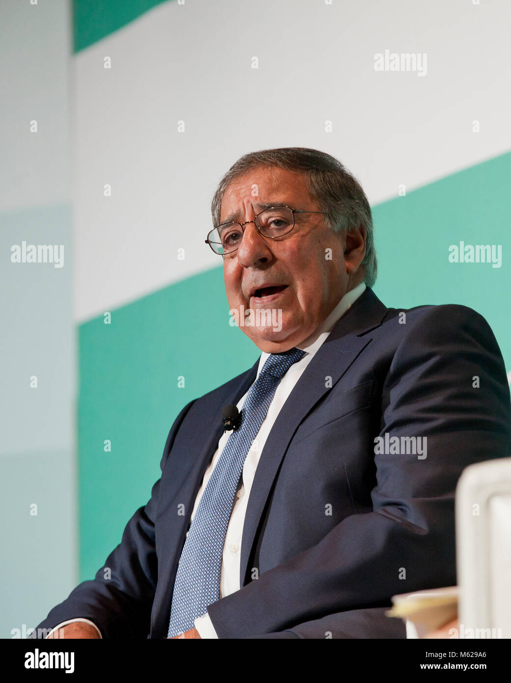 Ottobre 23, 2017, Washington DC, Stati Uniti d'America - Leon Panetta, ex Segretario della Difesa e della CIA, intervenendo sulla lotta contro l'estremismo violento. Foto Stock