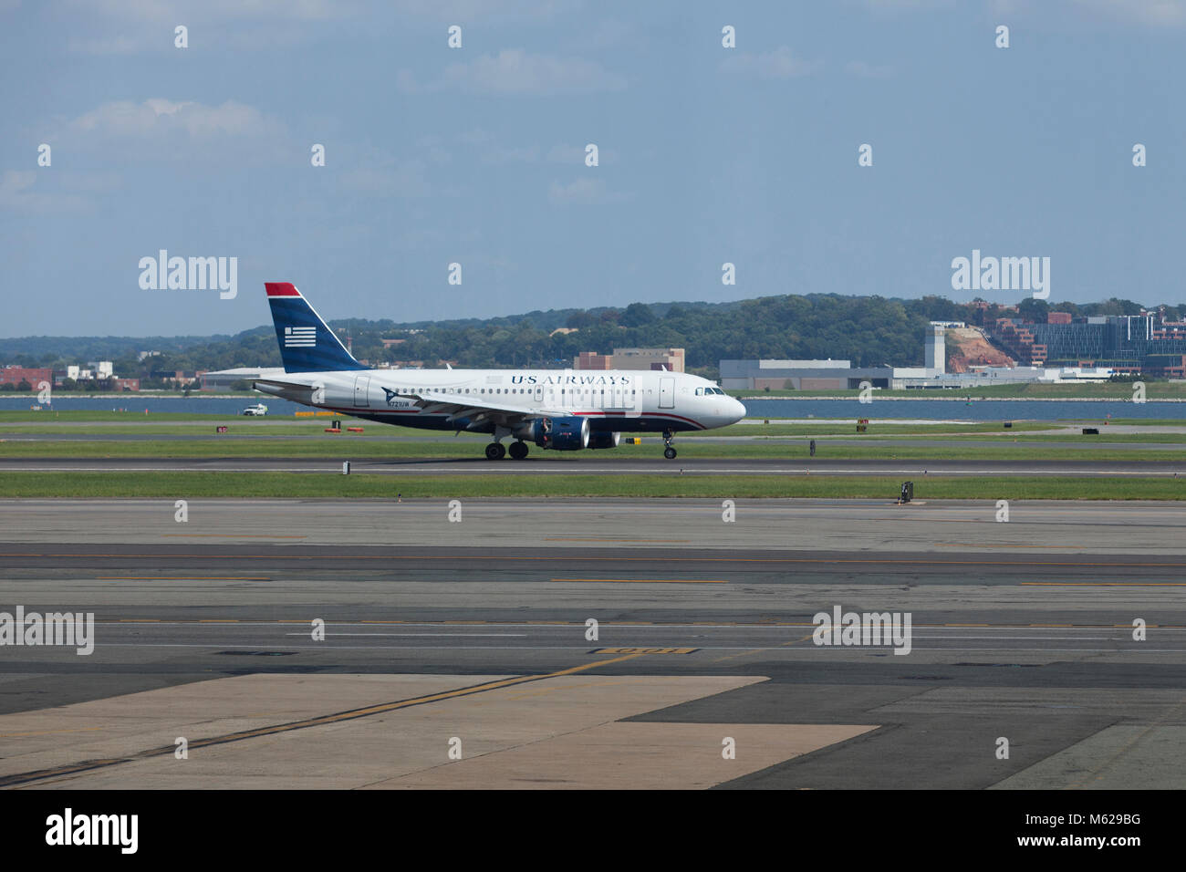 US Airways jet del passeggero (Airbus A319-100) rullaggio all'Aeroporto Nazionale Ronald Reagan - Washington DC, Stati Uniti d'America Foto Stock