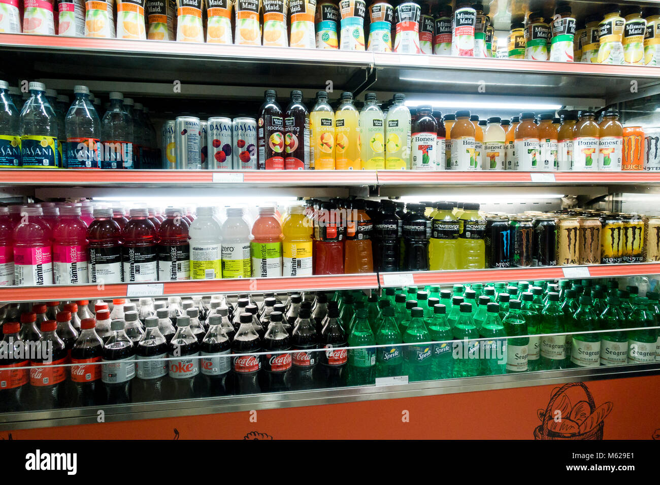 Bevande gassate fredde e acqua di vitamina in bottiglia nel frigorifero a vista in un minimarket - USA Foto Stock