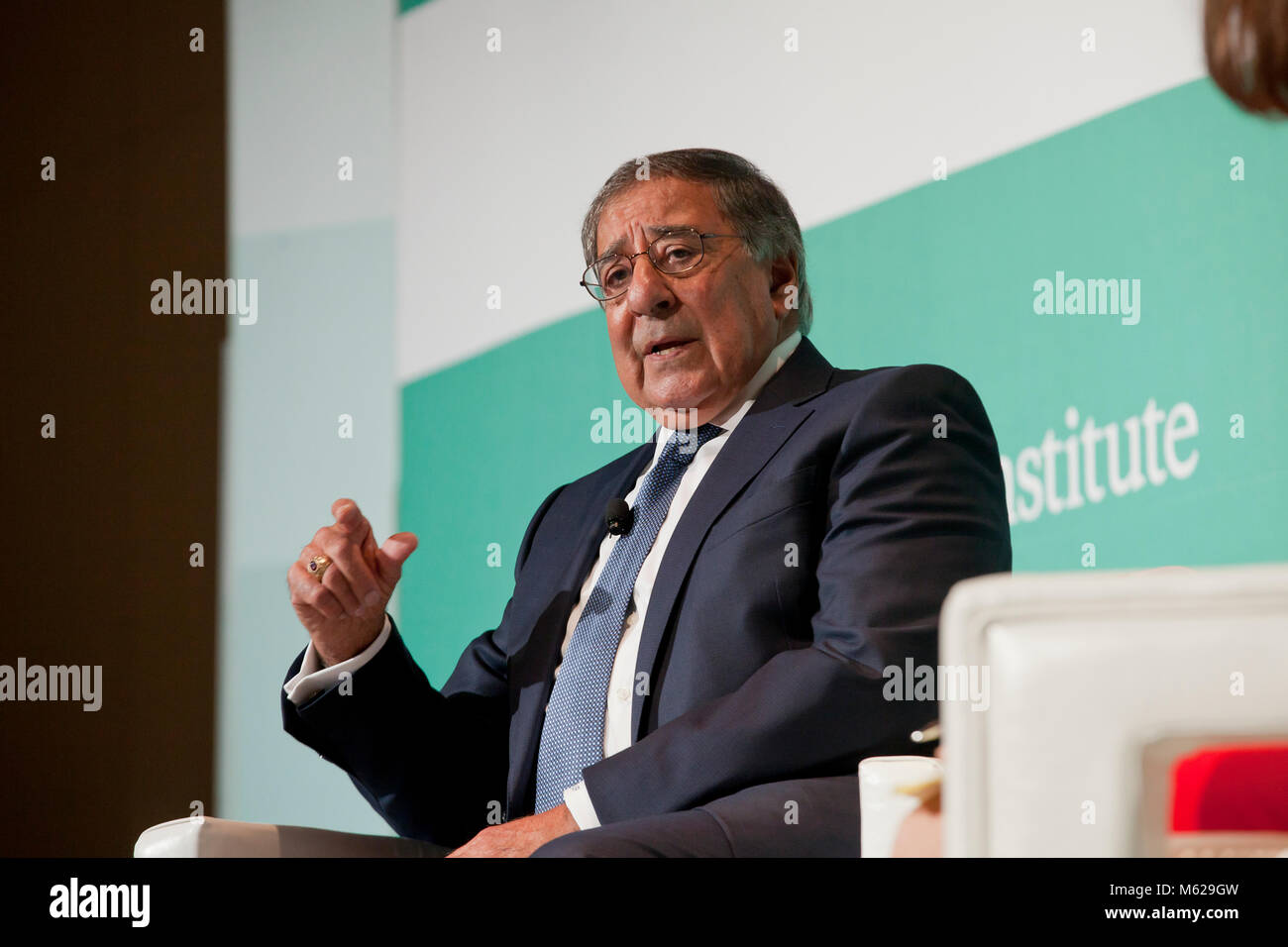 Ottobre 23, 2017, Washington DC, Stati Uniti d'America - Leon Panetta, ex Segretario della Difesa e della CIA, intervenendo sulla lotta contro l'estremismo violento. Foto Stock