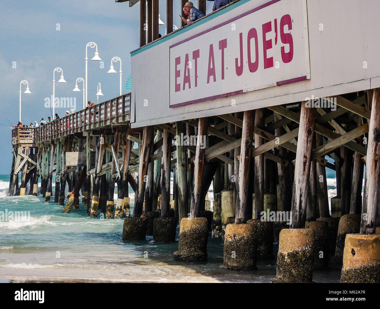 DAYTONA Beach, Florida - Aprile 15, 2017: i pescatori pesca in Daytona Beach Pier durante Pasqua weekend di vacanza. Foto Stock
