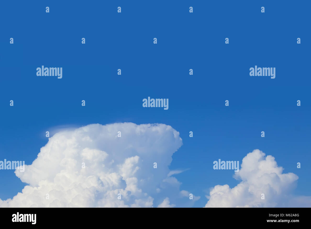 Big cloud qui di seguito il cielo azzurro sfondo Foto Stock