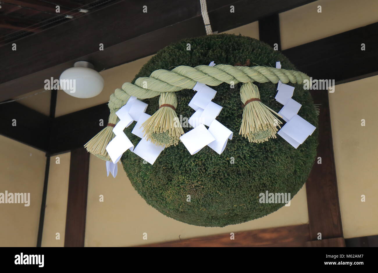Tradizionale Giapponese Sugitama decollazione del Giappone. Sugitama anche sapere come Sakabayashi è un oggetto fatto di foglie di cedro del cornicione o Foto Stock