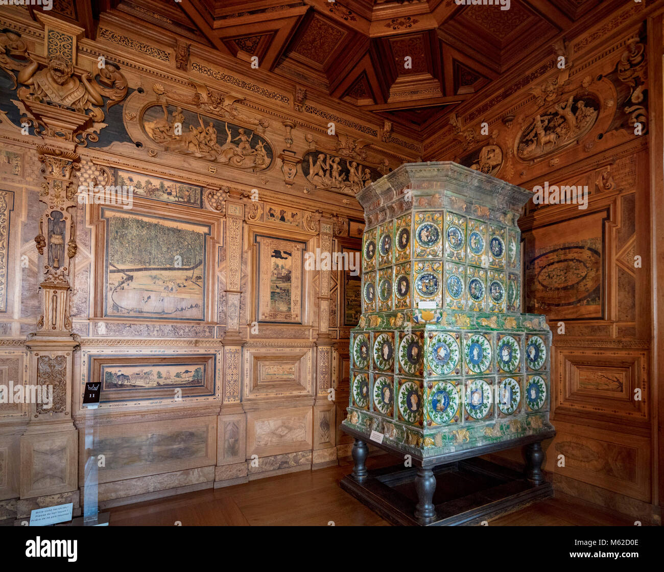 Tarsie in camera di caccia con stufa di maiolica realizzati nel 1540 a Norimberga, Veste Coburg, Franconia, Baviera, Germania Foto Stock