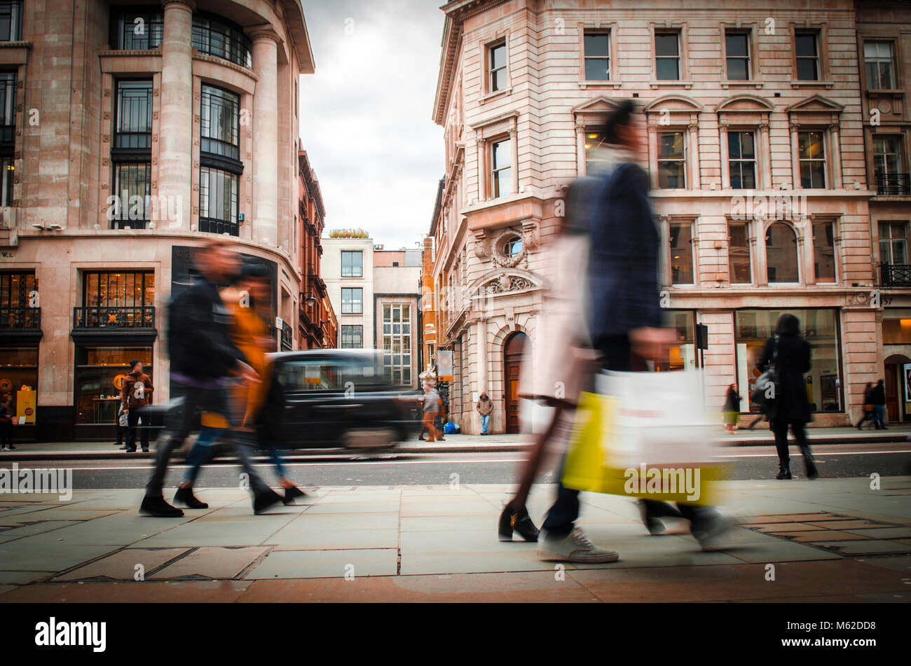 Accoppiare il trasporto delle borse della spesa su Regent Street, Londra Foto Stock