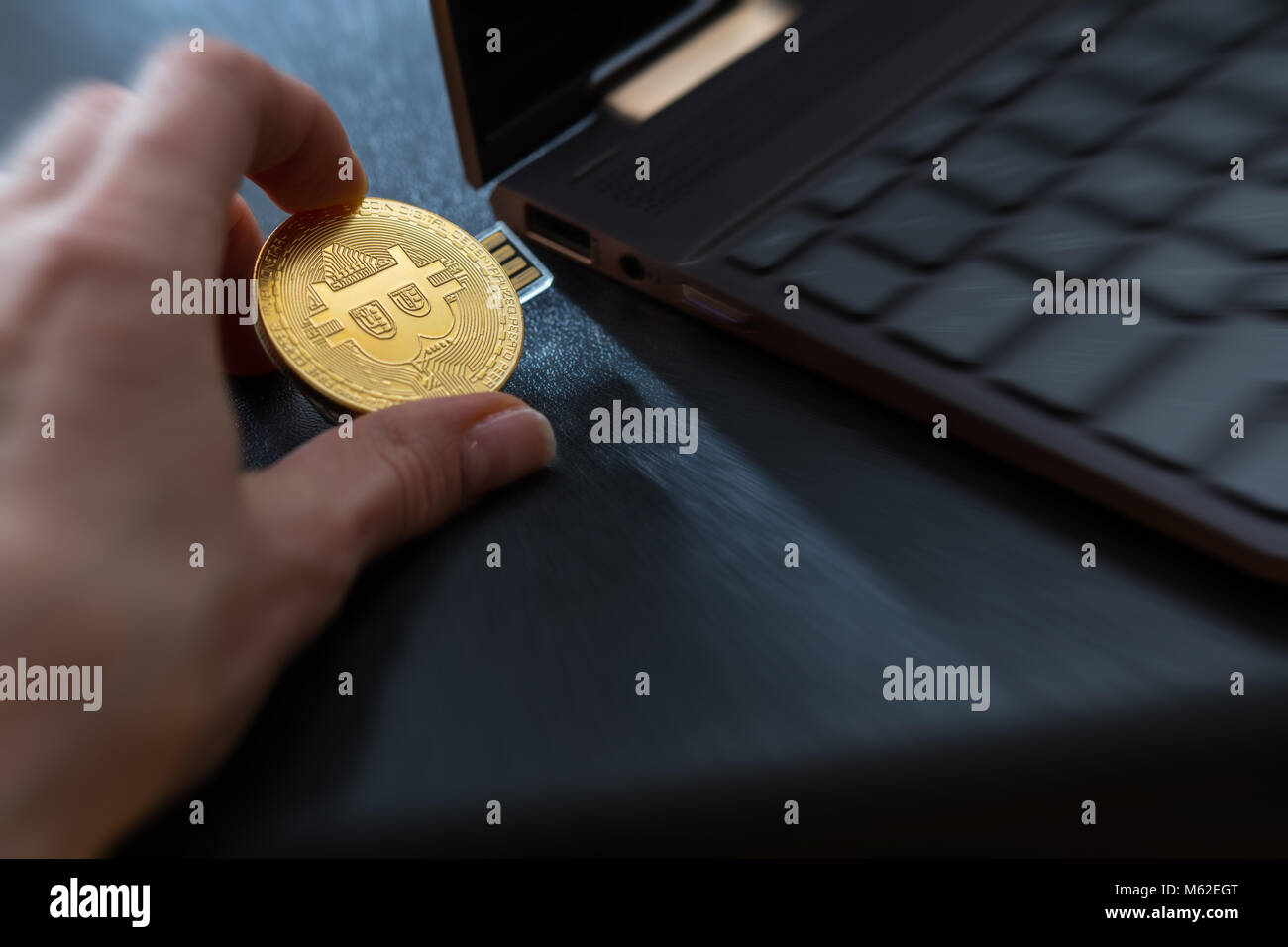 Era di carattere informativo con cryptocurrency, bitcoin il collegamento a un PC. Foto Stock