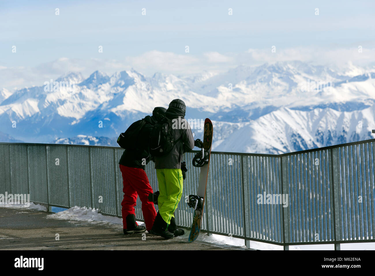 Gli sciatori ammirare la vista delle Alpi svizzere nei Grigioni regione della Svizzera Foto Stock