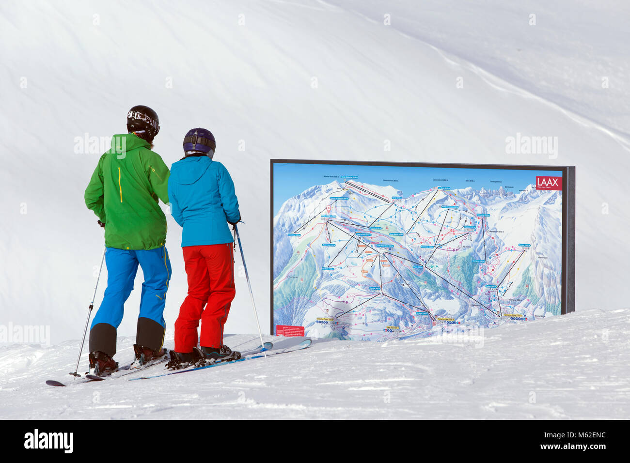 Giovane visualizza la mappa di sci a Crap Masegn in Svizzera Foto Stock