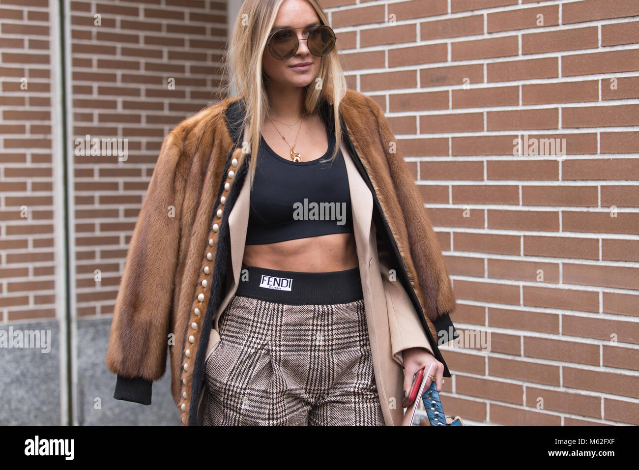 La Fashion Week di Milano FW18 Street Style, Day 2, 22 Febbraio 2018 Foto Stock