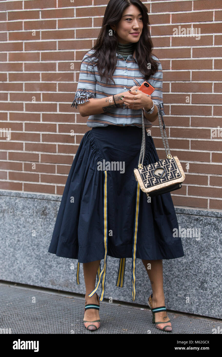 La Fashion Week di Milano FW18 Street Style, Day 2, 22 Febbraio 2018 Foto Stock
