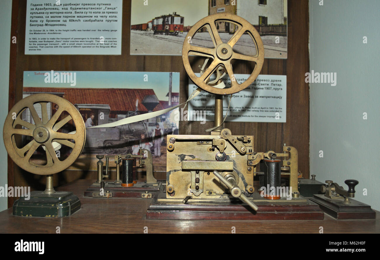 Vecchia chiave morse telegraph sul tavolo di legno nel museo Foto Stock