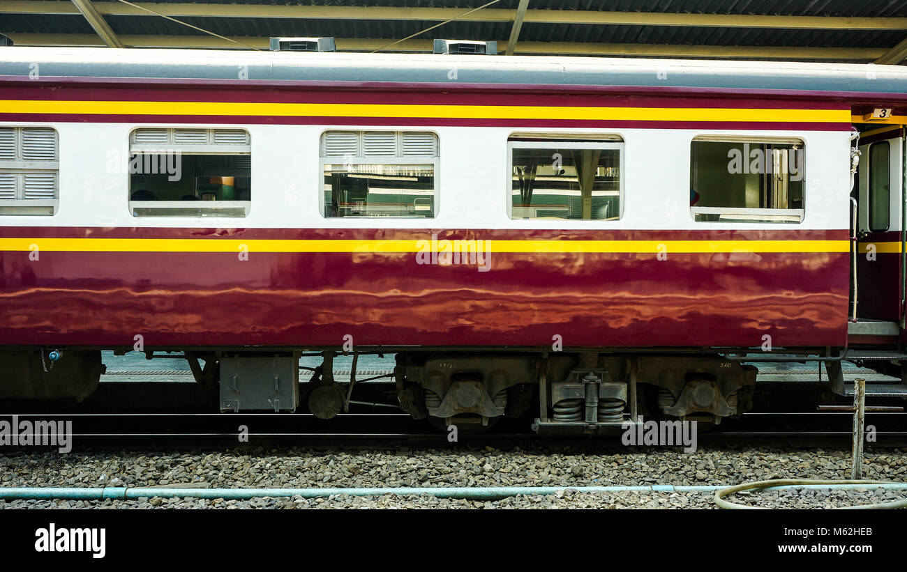 Vecchio treno diesel acceso per ricollegarsi a una piattaforma della stazione ferroviaria di Hua Lamphong di Bangkok Foto Stock
