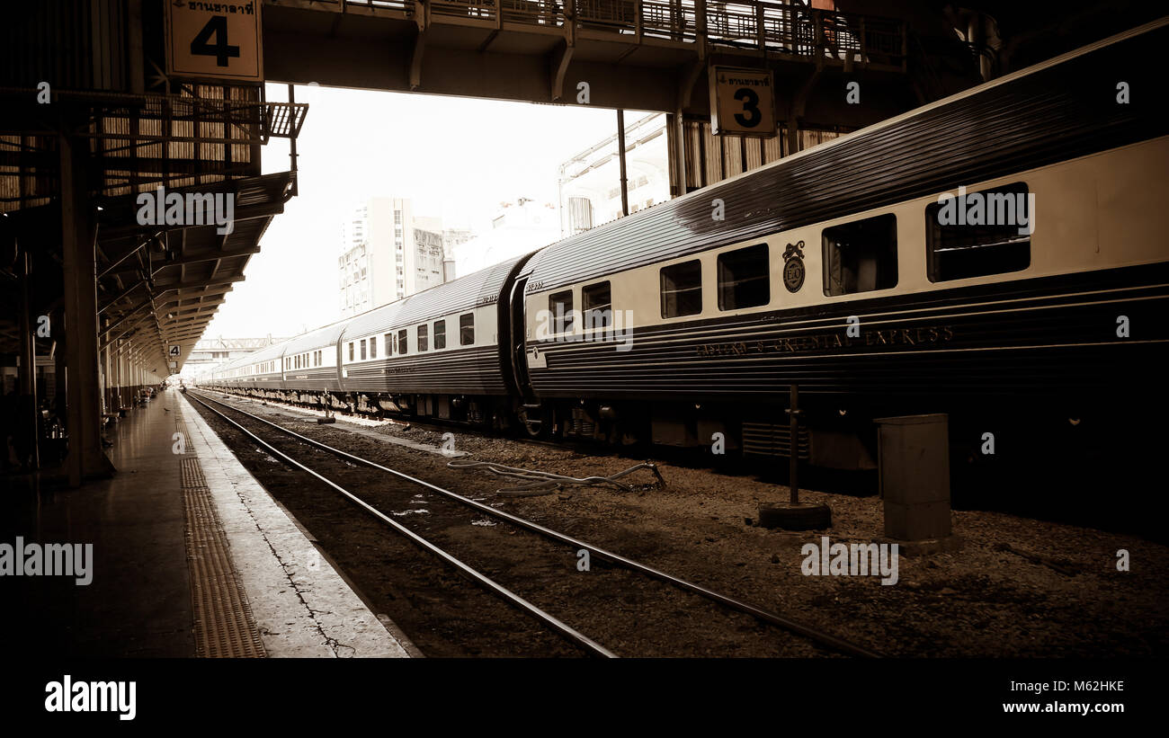 BangkokI, Thailandia - Febbraio 13, 2018: La Eastern & Oriental Express treni di lusso,Bangkok a Singapore in Hua Lamphong stazione ferroviaria Foto Stock