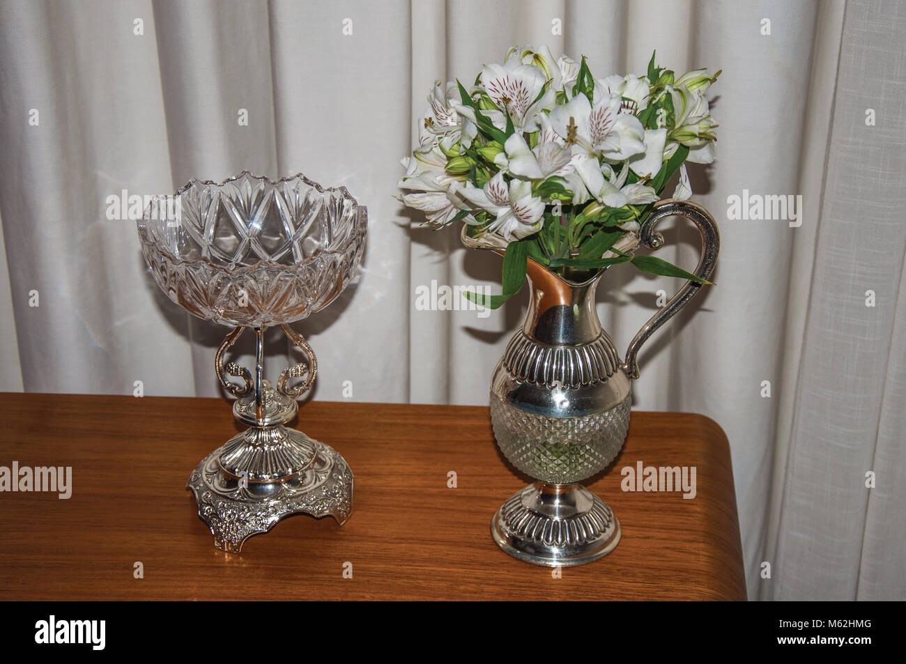 Close-up di argenteria Vaso con fiori e centrotavola di cristallo su una  tavola, interni in Sao Paulo. Famoso per la sua cultura e vocazione  imprenditoriale Foto stock - Alamy
