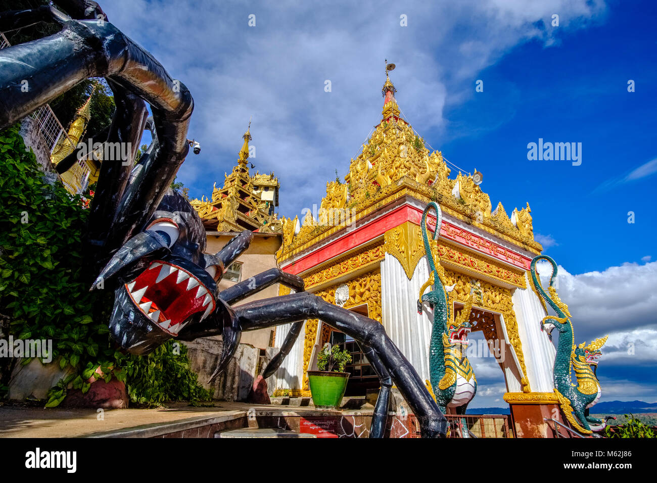 La scultura di un grosso ragno nero all'entrata di Pindaya Shwe Umin grotta Foto Stock