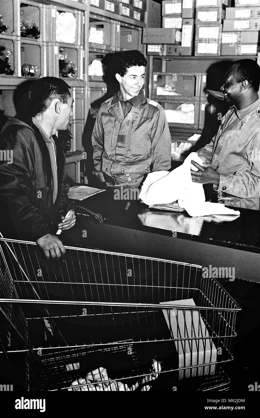 I giovani coscritti per servizio nazionale arriva a Sathonay-Camp 99th Reggimento di Fanteria caserma, Francia Foto Stock