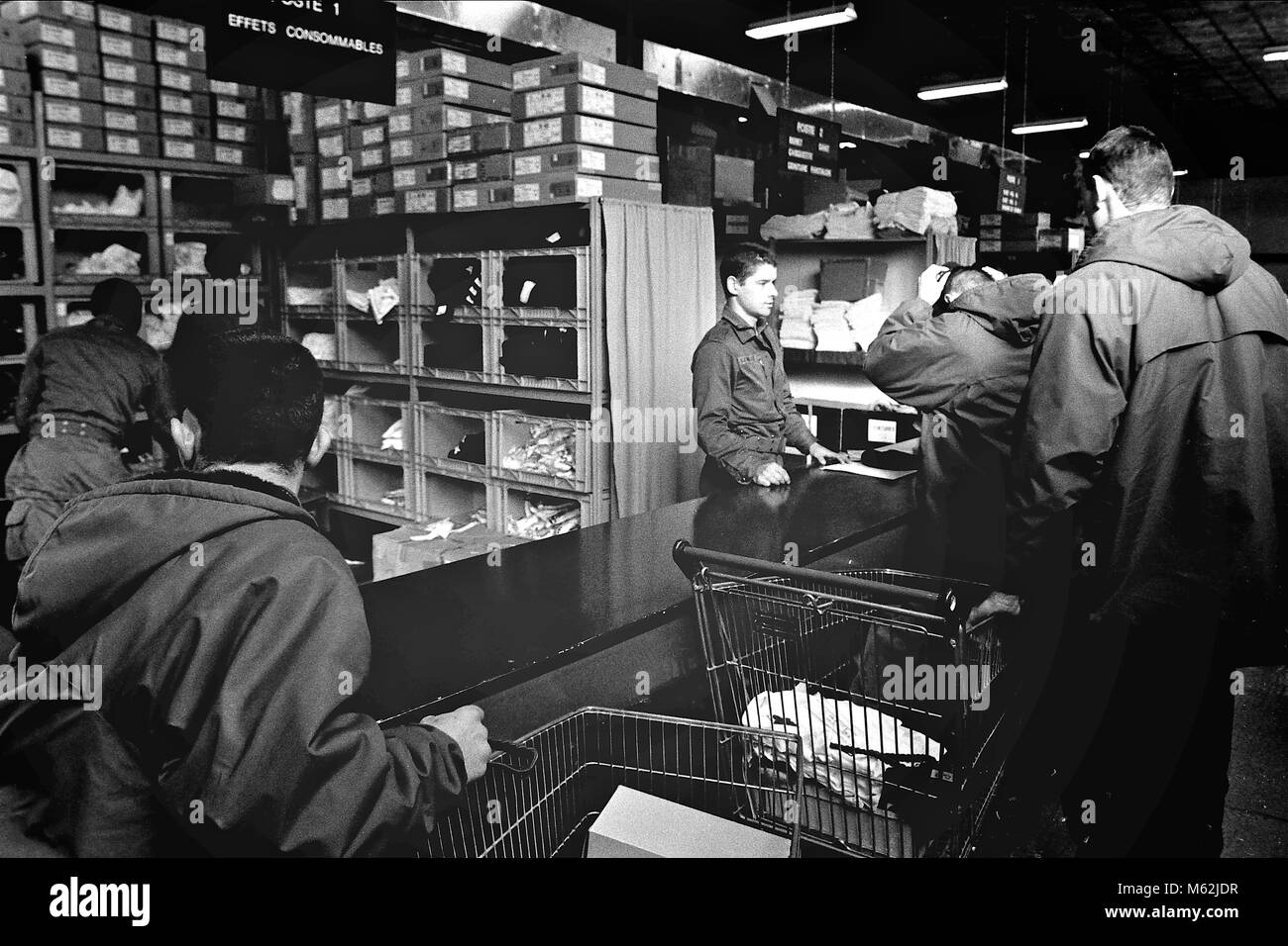 I giovani coscritti per servizio nazionale arriva a Sathonay-Camp 99th Reggimento di Fanteria caserma, Francia Foto Stock