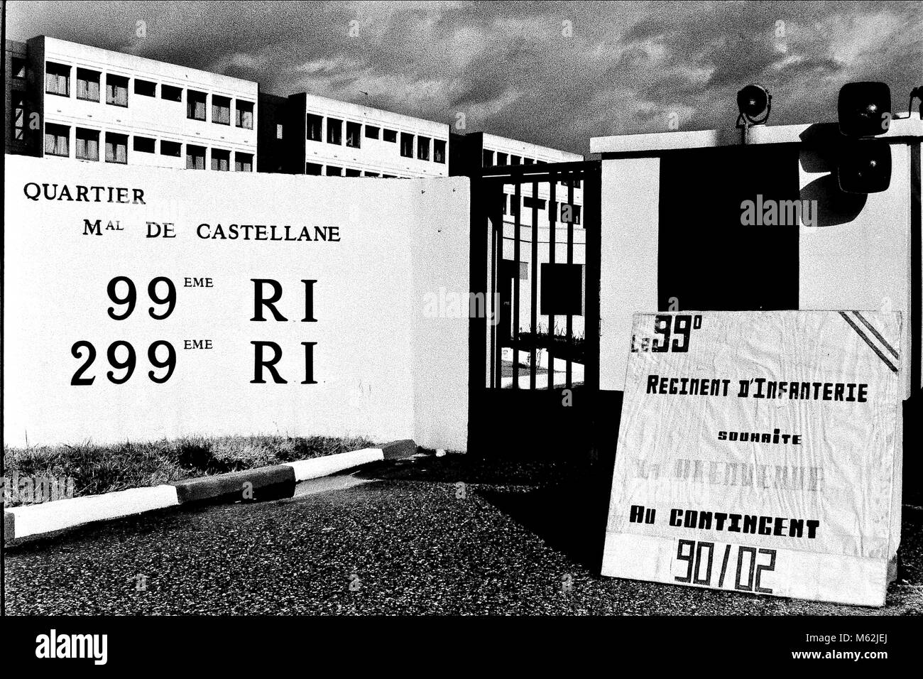 I giovani coscritti per servizio nazionale arriva a Sathonay-Camp 99th Reggimento di Fanteria caserma, Francia Foto Stock