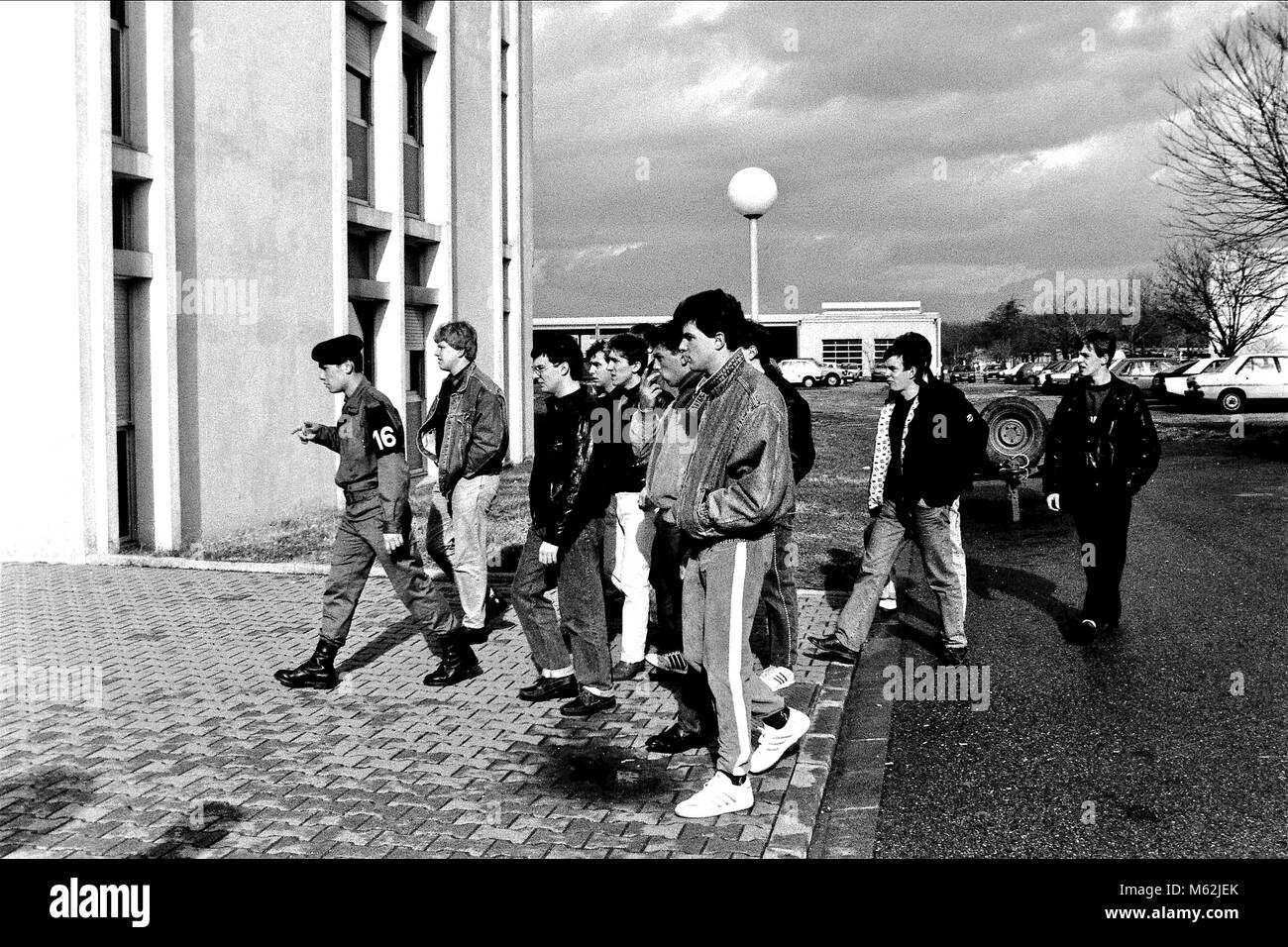 I giovani coscritti per servizio nazionale arriva a Sathonay-Camp 99th Reggimento di Fanteria caserma, Francia Foto Stock