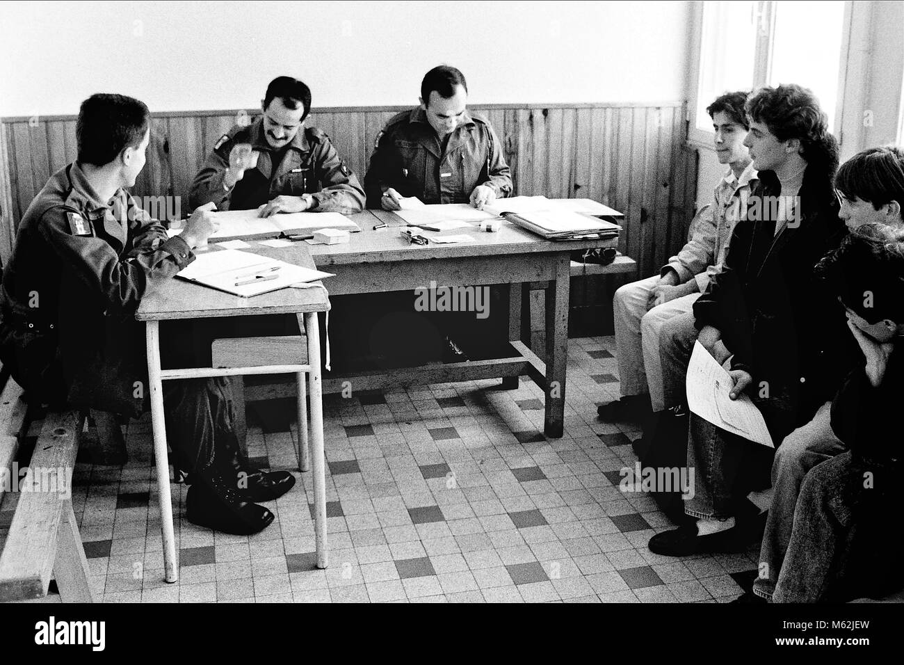 I giovani coscritti per servizio nazionale arriva a Sathonay-Camp 99th Reggimento di Fanteria caserma, Francia Foto Stock