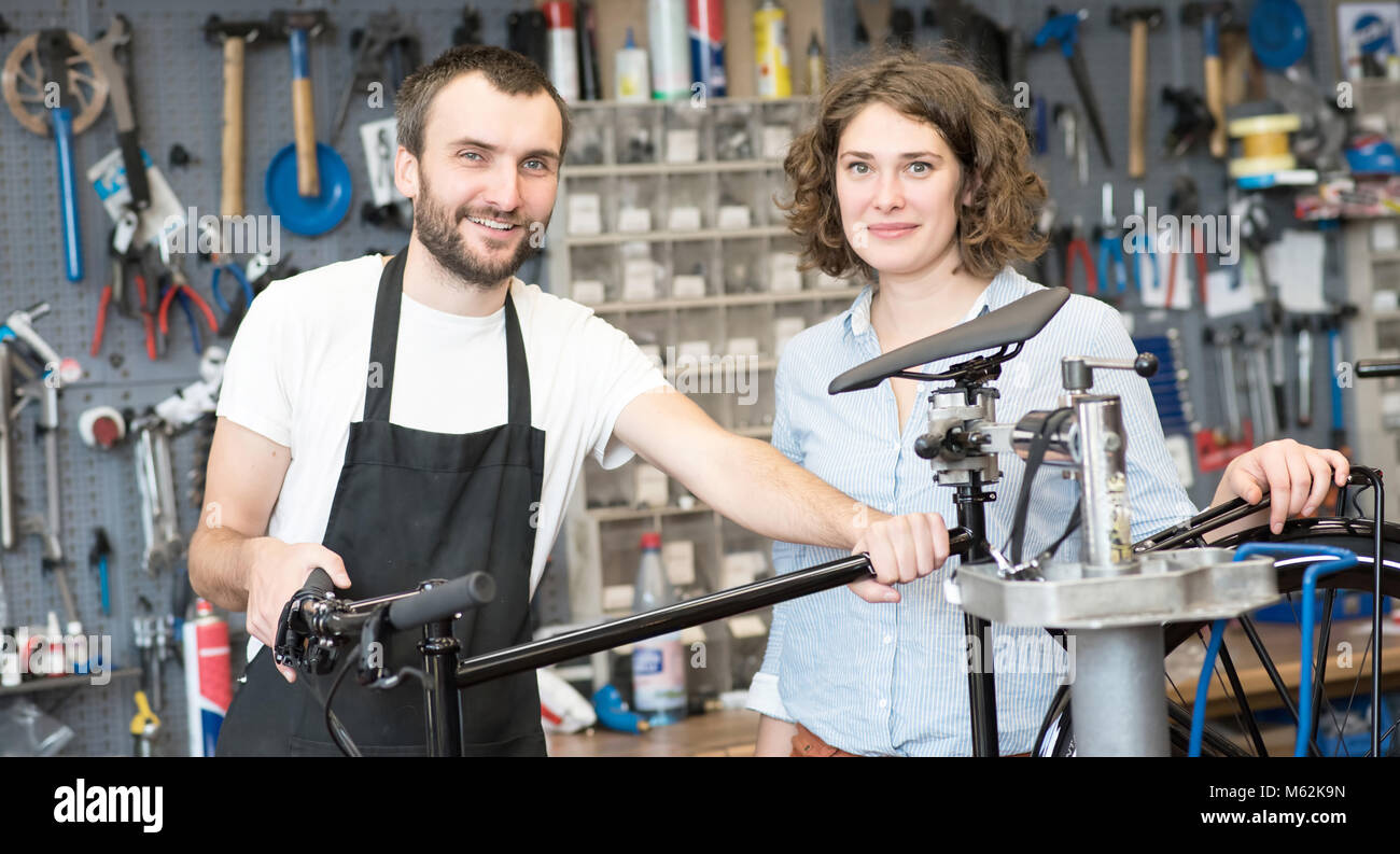 Negozio di Biciclette consulting - venditore e il cliente in una conversazione Foto Stock