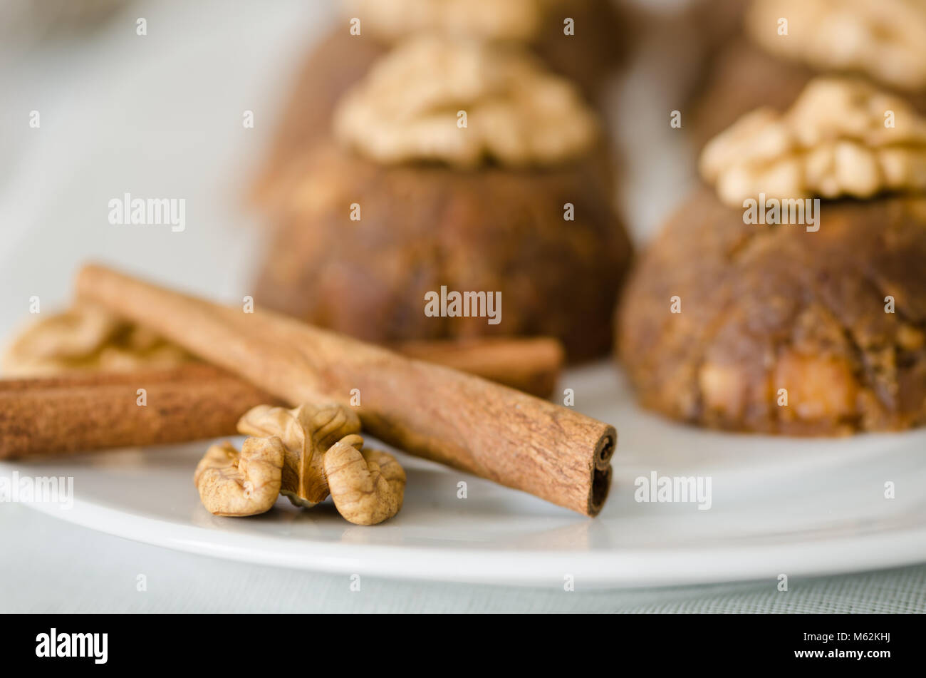 Turca tradizionale dessert halva con noci sulla piastra bianca. Foto Stock