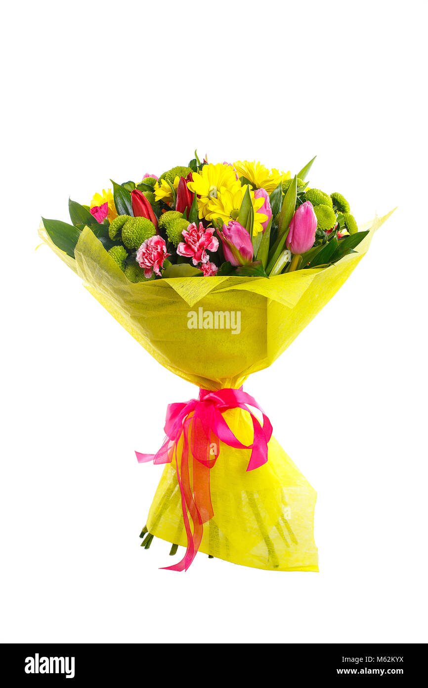 Un mazzo di fiori colorati di rosa e tulipani rossi, giallo e arbusti  crisantemi, ruskus. In una scatola di colore e con il nastro rosa. Una  vacanza, un regalo per il WOM
