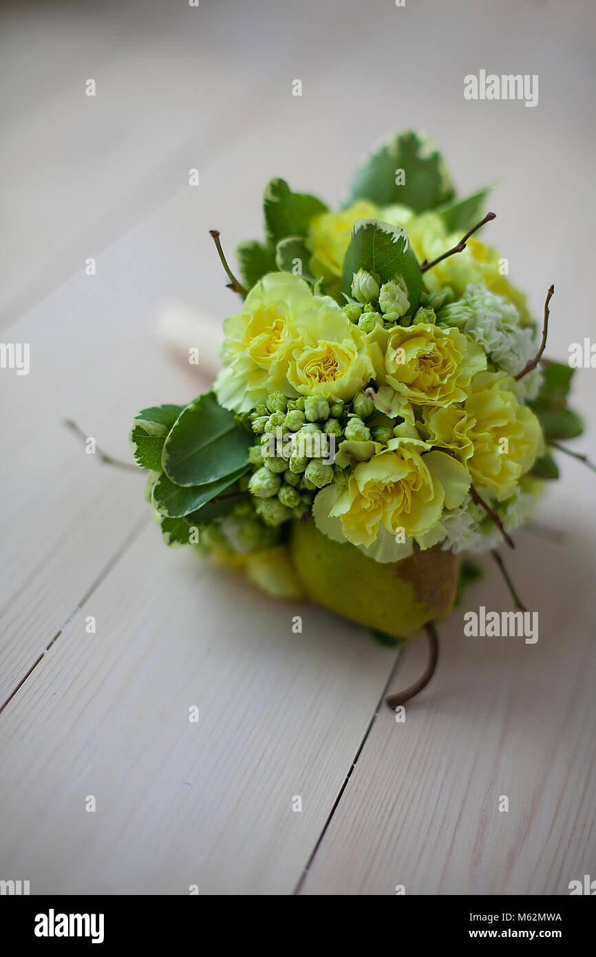 Bellezza colorato bouquet floreale per gli amanti della romantica sulla tavola di legno. Il regalo di nozze per la sposa. Mescolare fiori. Un round simmetrica bouquet di fiori gialli Foto Stock