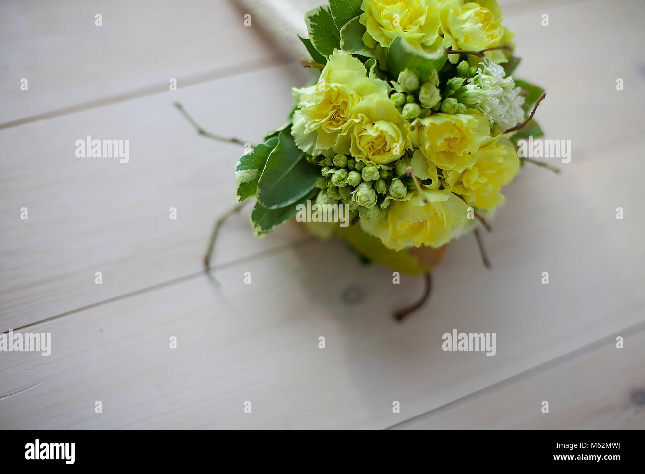 Bellezza colorato bouquet floreale per gli amanti della romantica sulla tavola di legno. Il regalo di nozze per la sposa. Mescolare fiori. Un round simmetrica bouquet di fiori gialli Foto Stock