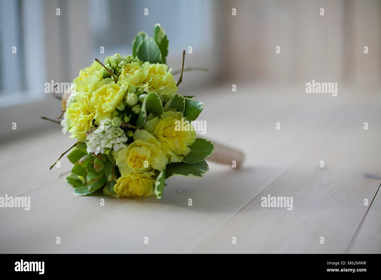 Bellezza colorato bouquet floreale per gli amanti della romantica sulla tavola di legno. Il regalo di nozze per la sposa. Mescolare fiori. Un round simmetrica bouquet di fiori gialli Foto Stock