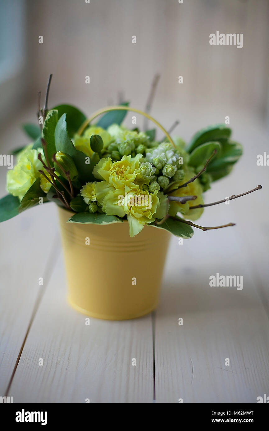 Bellezza colorato bouquet floreale per gli amanti della romantica sulla tavola di legno. Il regalo di nozze per la sposa. Mescolare fiori. Un round simmetrica bouquet di fiori gialli Foto Stock