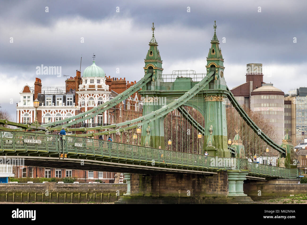 Hammersmith Bridge è una sospensione ponte che attraversa il fiume Tamigi in Hammersmith , West London Foto Stock