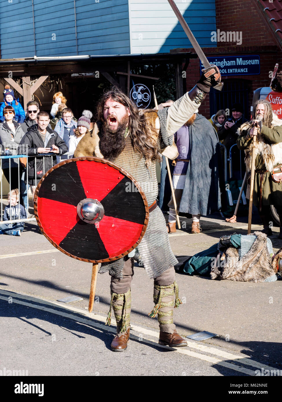 Divertimento, combattimenti e istruzione a Sheringham Viking Festival il 17 febbraio 2018 con re-gruppi enactor Wuffa e Dragon Shield partecipanti. Foto Stock