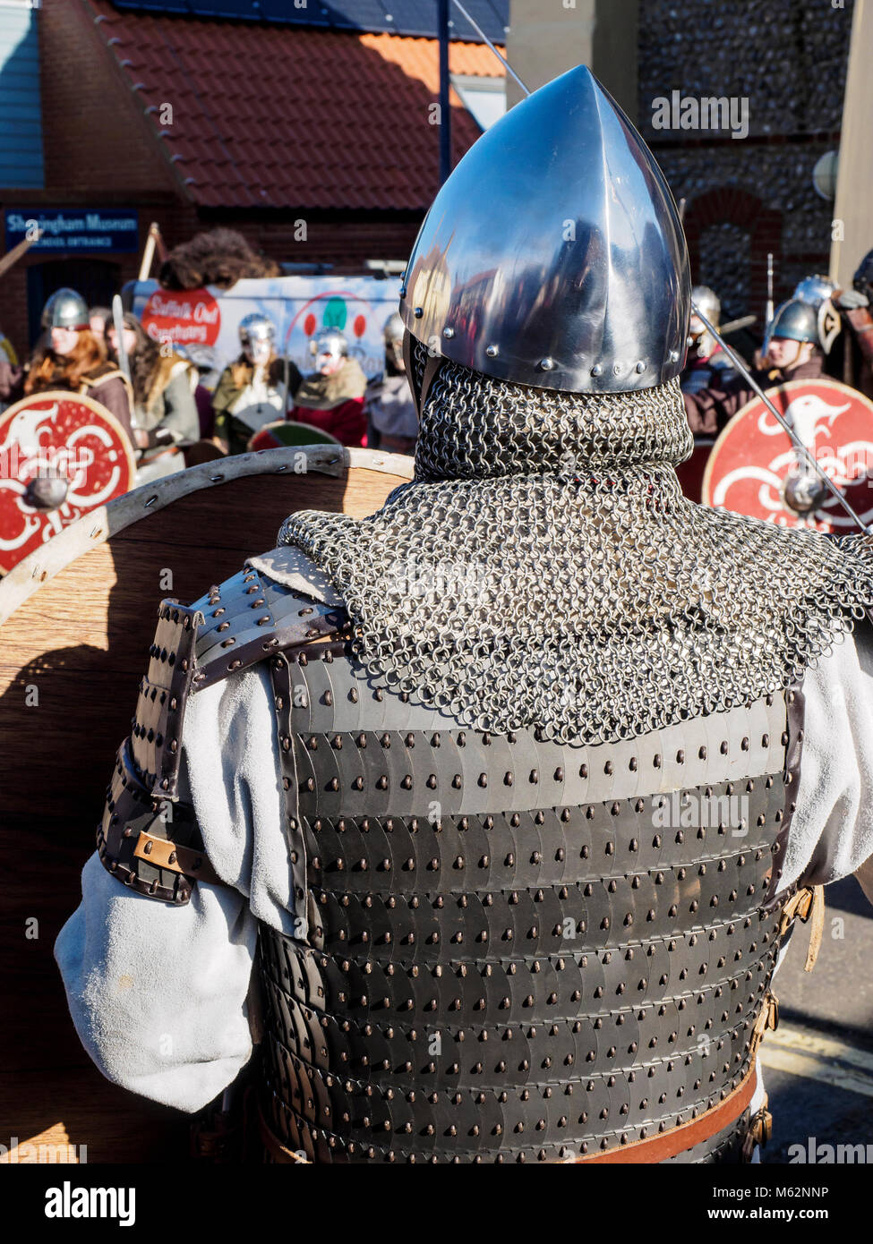 Divertimento, combattimenti e istruzione a Sheringham Viking Festival il 17 febbraio 2018 con re-gruppi enactor Wuffa e Dragon Shield partecipanti. Foto Stock