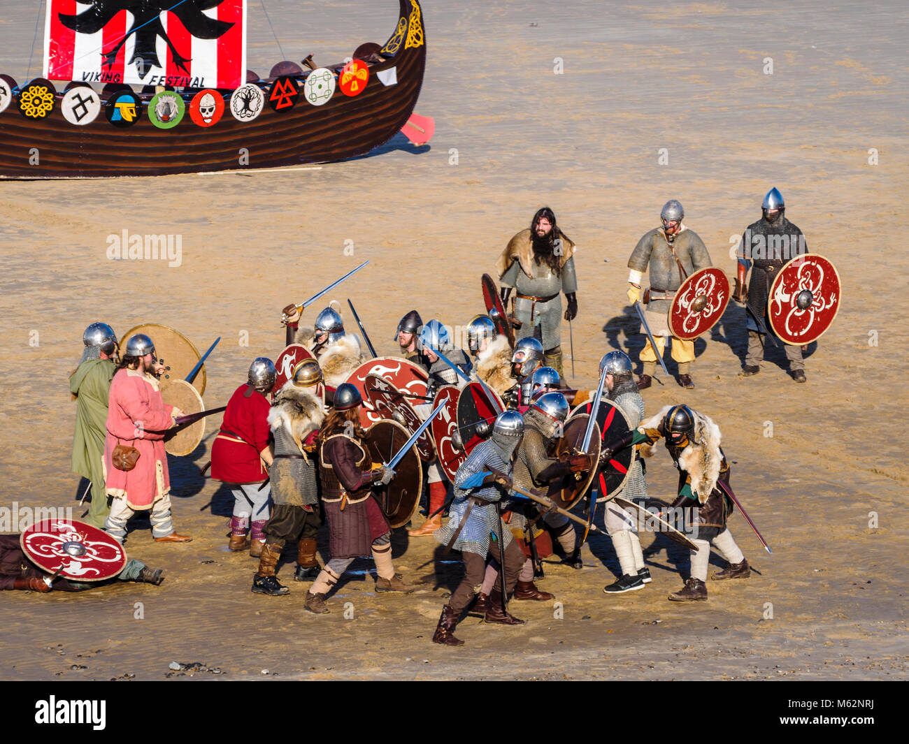 Divertimento, combattimenti e istruzione a Sheringham Viking Festival il 17 febbraio 2018 con re-gruppi enactor Wuffa e Dragon Shield partecipanti. Foto Stock