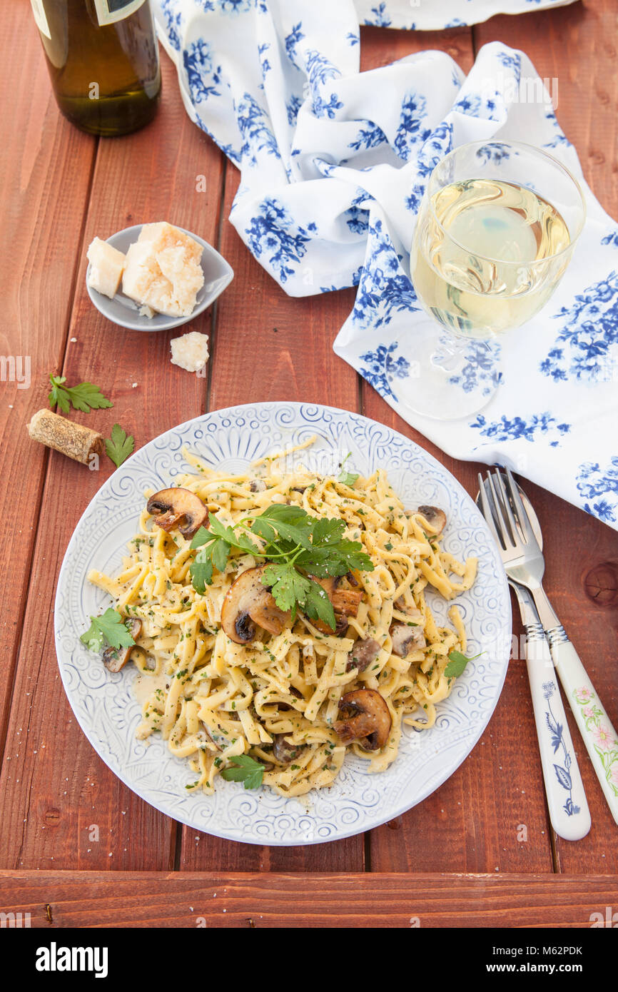 Tagliatelle con un casalingo cremosa salsa di funghi Foto Stock
