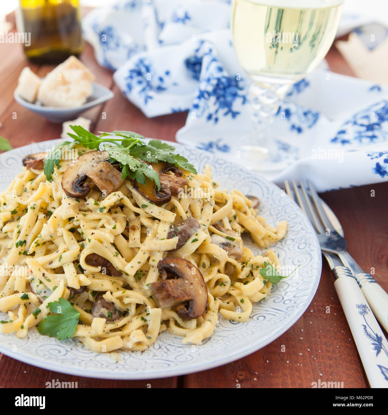 Tagliatelle con un casalingo cremosa salsa di funghi Foto Stock