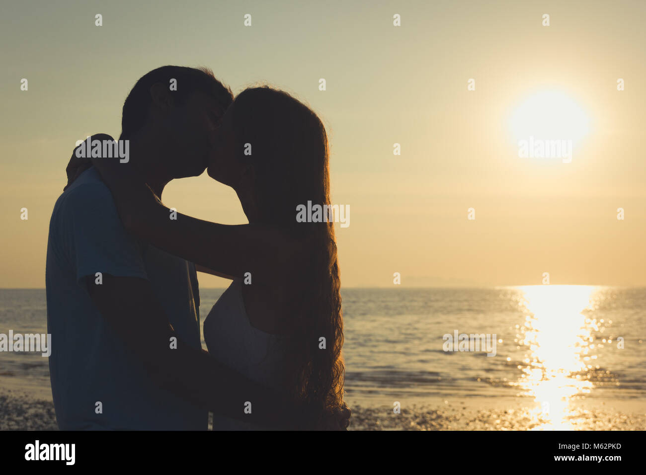 Tradizionale Il Giorno Di San Valentino Romantico Scena Di Coppia Giovane In Amore Il Bacio Al Tramonto Sul Mare Dell Isola Di Koh Phangan Thailandia Data Di Estate Foto Stock Alamy