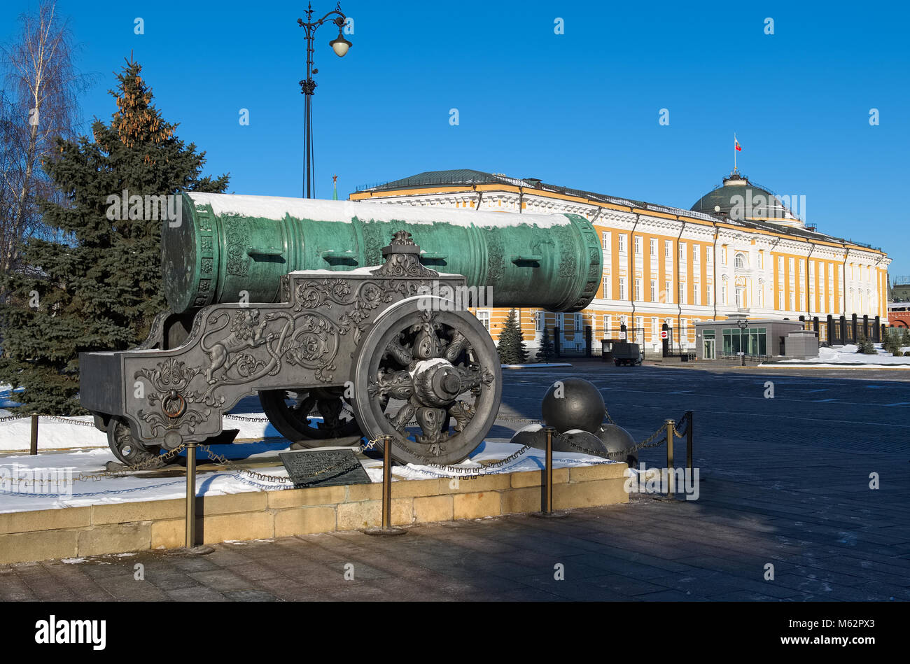 Tsar Cannon, un monumento medievale di artiglieria russa, gettato nel 1586, il peso della pinza 39.31 tonnellate e Palazzo del Senato nel Cremlino di Mosca Foto Stock
