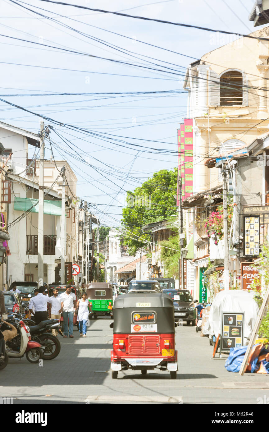 Galle, Sri Lanka, Asia - Dicembre 2015 - un tuk-tuk guidando attraverso il tradizionale shopping street di Galle Foto Stock