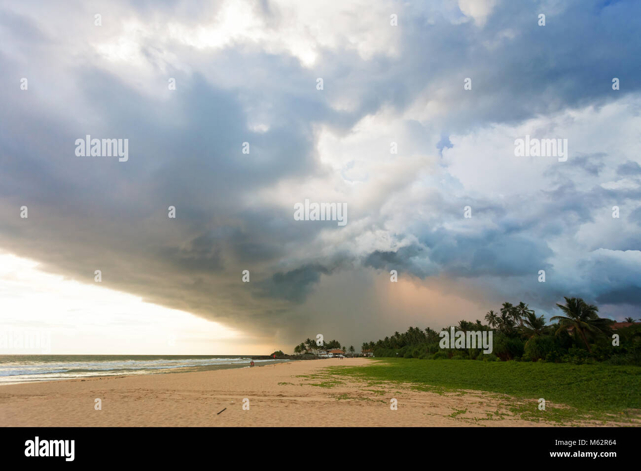 Ahungalla Beach, Sri Lanka, Asia - nubi imponenti e luce durante il tramonto sulla spiaggia di Ahungalla Foto Stock
