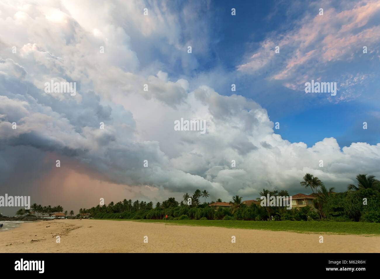 Ahungalla Beach, Sri Lanka, Asia - enormi nuvole e varie luce durante il tramonto sulla spiaggia di Ahungalla Foto Stock