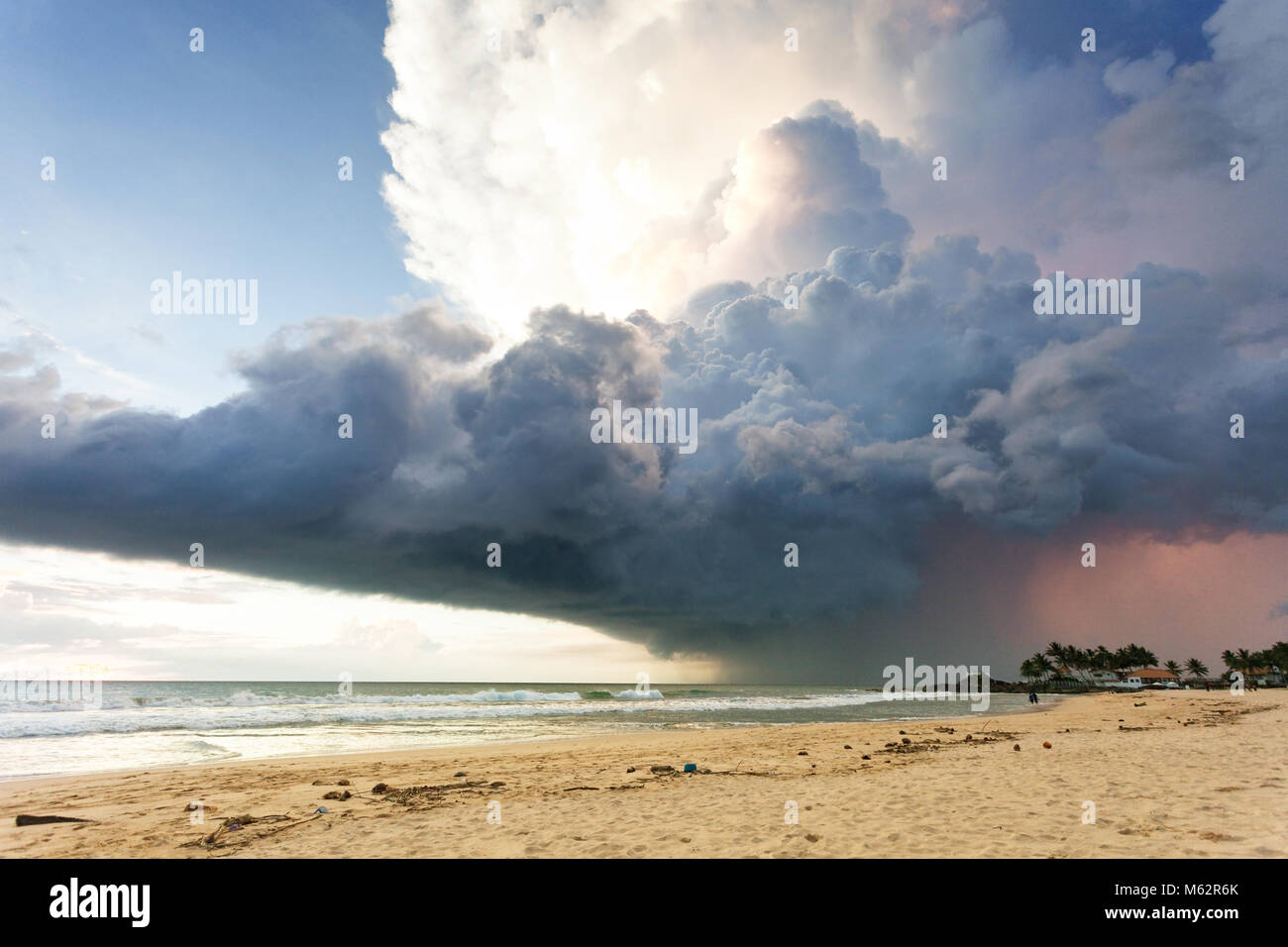 Ahungalla Beach, Sri Lanka, Asia - una gigantesca nube di tempesta sopra la spiaggia di Ahungalla Foto Stock