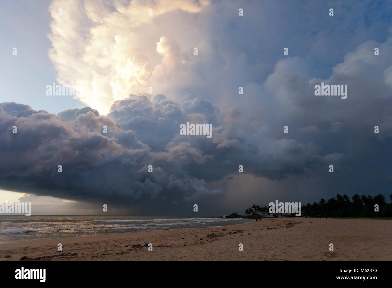 Ahungalla Beach, Sri Lanka, Asia - paesaggio Overclouded durante il tramonto sulla spiaggia di Ahungalla Foto Stock