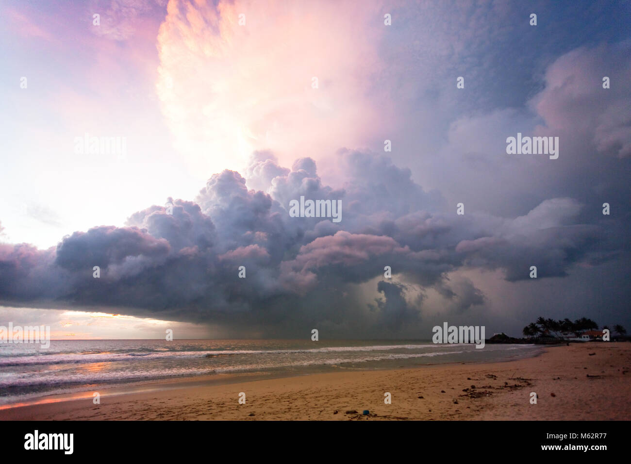 Ahungalla Beach, Sri Lanka, Asia - illuminato le nuvole e la luce durante il tramonto sulla spiaggia di Ahungalla Foto Stock