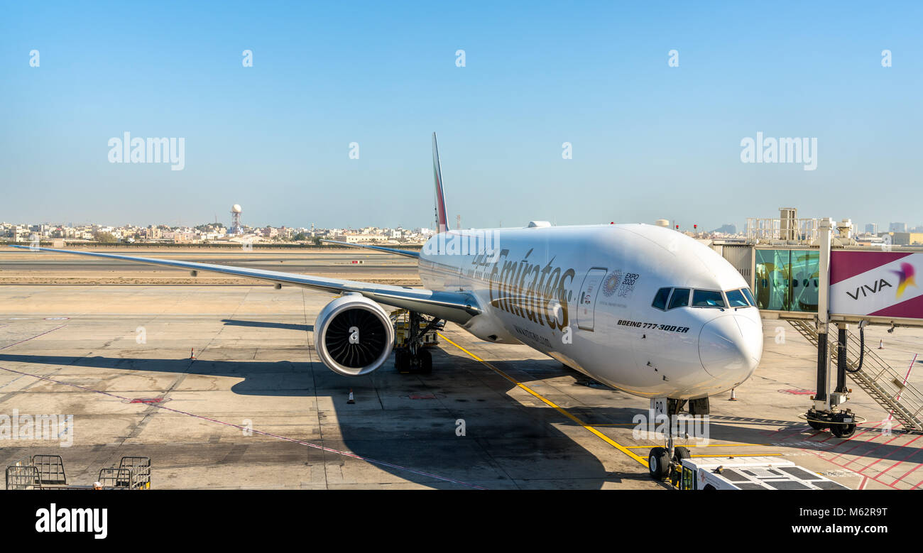 Emirates Boeing 777-300ER a Bahrain International Airport. Foto Stock
