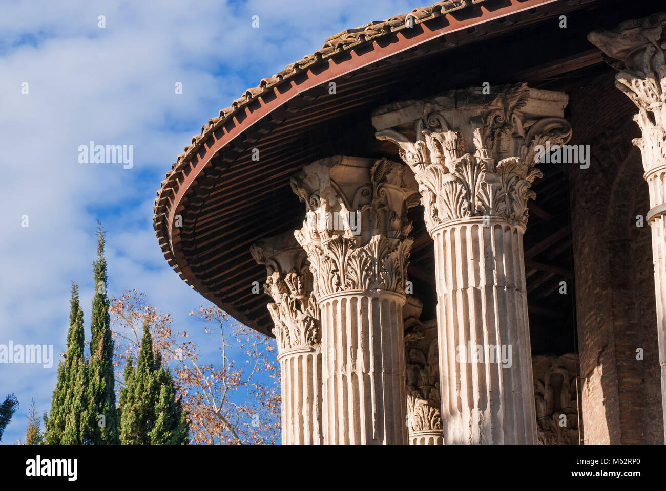 Dettaglio dell'antico tempio rotondo di Ercole Vincitore, il superstite antico edificio in marmo di Roma, eretto nel II secolo A.C. Foto Stock