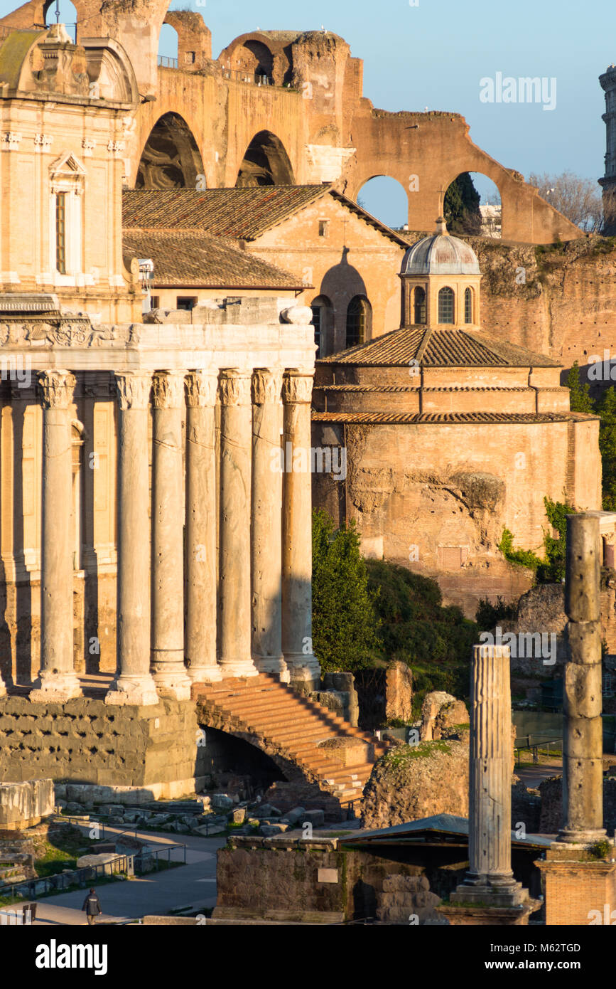 Le antiche rovine del Foro romano con il Tempio di Antonino e Faustina o la chiesa di San Lorenzo in Miranda. Roma. Lazio, Italia. Foto Stock